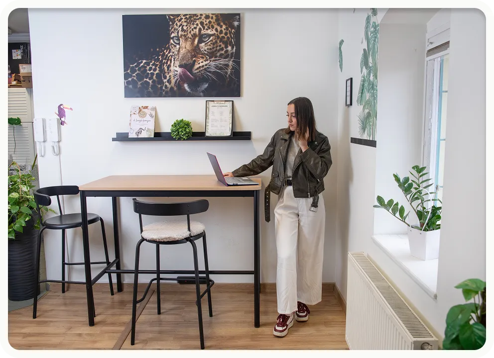 Dolgozó lány a Jungle Coworkingben